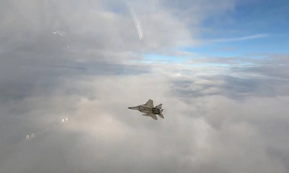 Εντυπωσιακό βίντεο: F15 εκτοξεύει πύραυλο και καταρρίπτει στον αέρα τον στόχο του